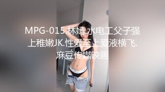 服装批发市场厕所偷窥粉衣小美女嘘嘘