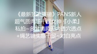 服装店抄底漂亮少妇同事 边聊天边抄更刺激 穿着骚内丁的大屁屁真性感