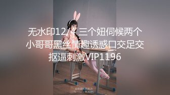 偷拍邻居家小女儿脱光衣服洗澡,照镜子看自己脸上的青春痘