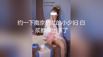 漂亮大奶美女 太亮了 我总觉得有摄像头在拍我 好警觉的妹子 被扛着大腿操的呻吟不停 爽的嘴都弯了