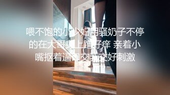 破解家庭摄像头监控偷拍跟父母睡一个炕上的年轻小夫妻在父母旁边女的帮老公摸鸡巴，男的给女的摸逼调情啪啪~2