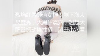 蓝衣新人妹妹！被两男随意调教！修长美腿白丝袜，震动乳夹玉米插穴，无毛骚逼特写，骑乘位被胖子草