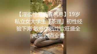 正妹帮男友口交服务淫荡表情被男友出出卖了，小两口在聊悄悄话坏笑要不要脱裤子啊 嘿嘿对白有趣！