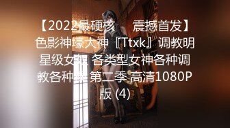 红色高跟鞋的美少妇光知道玩手机 不知道我在拍你的B吗？