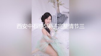 潜入女生宿舍偷拍到的一个圆脸妹子