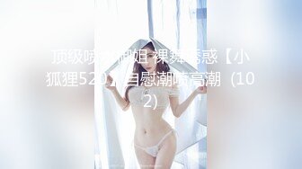  性感吊带睡衣红唇少妇居家夫妻啪啪，黑色丝袜扛起双腿抽插