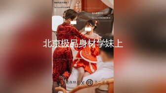 衣服都没脱就肏小骚货 大奶子若隐若现