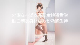 【新片速遞】170CM眼镜美妞大战头套男，超细美腿肉丝，毛毛浓密假屌伺候，扶着JB挺入抽送，应观众要求换上黑丝，双腿肩上扛爆操