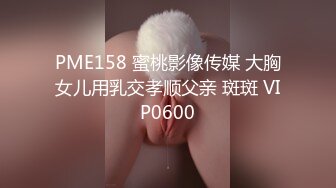 高清校园厕拍两个女同学一起等厕所，白裤子清纯学妹私处的阴毛乱糟糟的,她闺蜜好像已经不是处女了