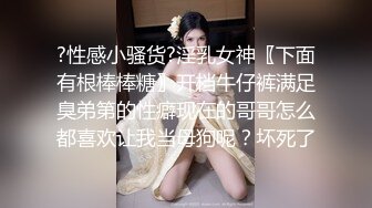 长长的大白腿，典型的北方大美女，美丽大方形容的就是她吧，小伙子太激动搞得太激烈，搞得套都滑进女神的B内