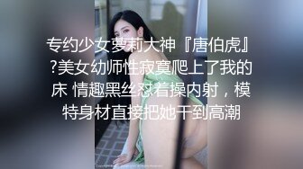 小小雀斑的可爱的大三小姑娘在学校操场正大光明给男友做口活。