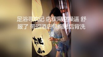 穿上高跟陪狼友发骚，颜值不错的美女模特跟狼友互动撩骚听指挥大秀直播，揉奶玩逼敞开腿掰开骚穴给狼友看