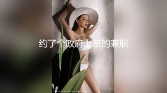 性感少妇  穿上黑丝骑在身上舌吻调情  站立扶着沙发后入