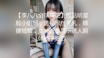 偷窥美容院，夜幕降临关门，母子俩躺床上，儿子看电视，妈妈在旁边脱下内裤，刮阴毛，风景线漂亮！