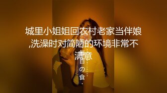 诱人姐妹花两女的诱惑，床上的激情第三人拍摄，露脸床上舌吻舔奶舔逼玩奶子，看着真刺激浪荡的呻吟秒硬