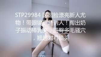 新人美女初下海！浴室地上尿尿！开档黑丝拨开内裤白嫩奶子多毛肥穴