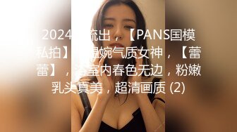 调教小女友，苗条贫乳粉嫩小姐姐，乳夹项圈自舔手指，无毛超嫩粉穴，骑在上位，大屌抽插屁股