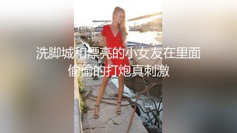 水上乐园偷拍妈妈带着一对女儿来游玩,粉嫩双乳和微毛一线天小溪流