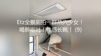   渣女姐妹花年轻粉嫩一起大秀直播，带个墨镜气质风骚，双头道具互相抽插玩弄浪叫呻吟刺激狼友