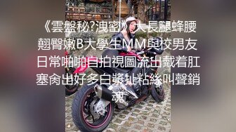 酒吧女厕短裙白丝尖高跟闷骚靓妹,抽烟的表情和窄小嫩洞太欠操了