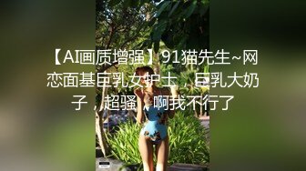 新婚小夫妻客廳啪啪,墻上掛著結婚照,貼著白頭偕老,真應景