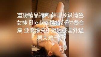 丝袜露脸大长腿性感纹身的女模特，被大哥镜头前揉奶玩逼道具抽插，旁边还有好大哥指挥，浪叫不止