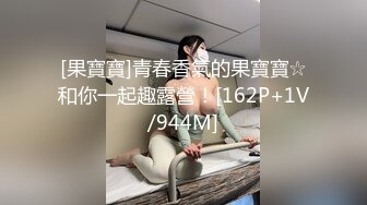 小美女已经受不了了 倚着桌角在干什么呢