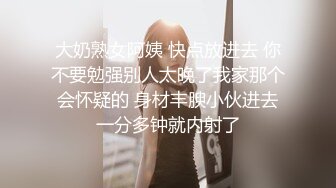 胸前纹身红唇美女振动棒疯狂插穴，淫语骚话无毛嫩穴极度诱惑