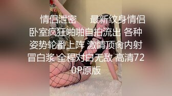 极品女神尤物小少妇露脸跟小哥啪啪性爱，黑丝诱惑先舔逼后吃大鸡巴，无套抽插后入草屁股叫的好骚射脸上吃精