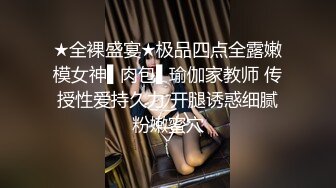 露脸小少妇跟小哥玩个车震，在后排脱光了啪啪，性感的骚逼没有几根毛都，口交大鸡巴连脚都舔，无套抽插内射