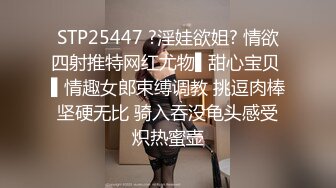 下班回来操了穿着性感的新婚老婆,雪白大长腿翘着屁股打扫卫生