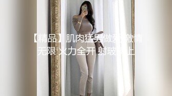 兩個兼職美女模特被攝影師誘惑脫光光了玩3P