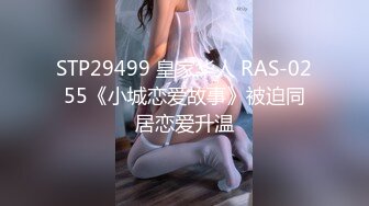 【新片速遞 】老熟女真的好会玩，黄瓜自慰，沾逼水吃瓜❤️好有滋味，吃饱了再由炮机送上高潮！