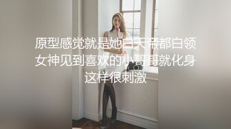 晚上睡不着浴室窗外近距离偷窥房东漂亮女儿洗澡刮腋毛掰开双腿洗逼逼让人浑身欲火