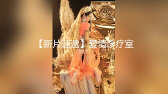 新来的少妇镜头前直播挣钱，与大哥激情啪啪，居家式的女人很有味道，把鸡巴舔硬后直接坐上来，被大哥后入爆草