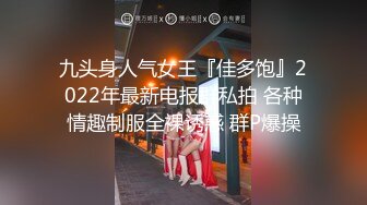 热情时尚女孩迷人的笑容看了就想操她脱下性感短牛仔裤阴毛下面潮湿的阴道早就忍不住啪啪了