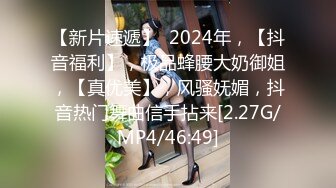 甜美颜值少女！年纪不大超会玩！干净嫩穴道具自慰，振动棒抽插高潮喷水，表情看着很爽很享受