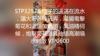 双飞名场面！清纯甜美00后美少女！躺沙发两个妹子轮流操，超嫩美穴流出白浆，幸福小哥让人羡慕