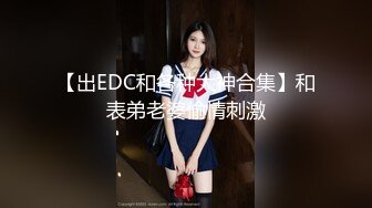 高颜值留学生被老外调教双穴，美女全程享受，屁股被拍得通红，先用拳交扩列再塞扩列器