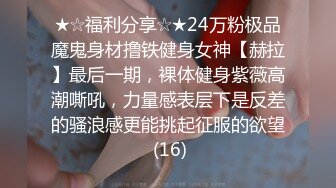 狂人直接把手机伸到高跟美女B下面对着拍B的褶子都拍的一清二楚