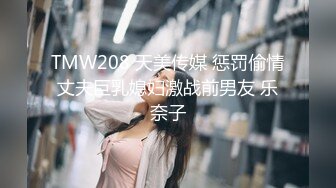 你的绿帽女友是真骚，户外跟大哥吃饭桌子下面逼里塞跳弹自慰，爽的没发呻吟只能吃东西免尴尬，漏着奶子开造