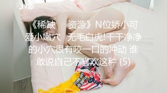 【新片速遞】坑爹闺女 去看看你妈妈做啥 小可爱居然把镜头转过去了 妈妈在光屁屁拖地呢 我又不是故意的都哭了 笑喷了 