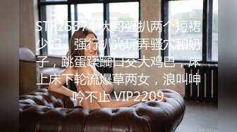 强烈推荐??漂亮宝妈??--完美白虎 掰开阴户直接看到子宫颈 ，儿子还在旁边打她屁股！