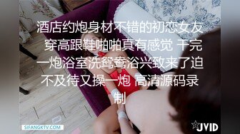 长发白皙人妻和老公在客厅里面女上位无套啪啪，俯视角度暴力打桩特写内射