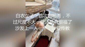  小骚妹在店里偷偷的漏出骚奶子给狼友看，勾搭小哥激情啪啪，深喉交大鸡巴