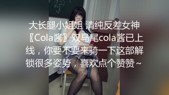 地铁上玩手机的妹子憋坏了一下车就找厕所