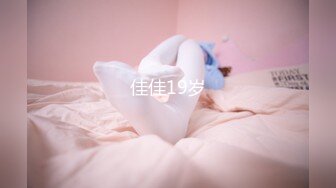  校园霸凌-扒光女生衣服强迫她坐地上叉开双腿充分暴露阴部,另一个女生用棍子插她逼