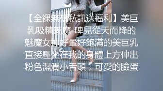  无毛肥逼妹子黑色网袜假屌自慰啪啪，抬起双腿猛操上位骑乘