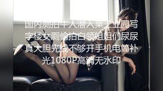 【女技师在按摩旁边小哥上来要操逼】给客人带上眼罩，旁边摸摸搞搞，掏出大屌吸吮，S型身材翘起美臀，后入爆操大声啪啪