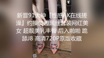  逼毛多多的萝莉小女人全程露脸全方位展示，丝袜诱惑淫声荡语互动撩骚狼友